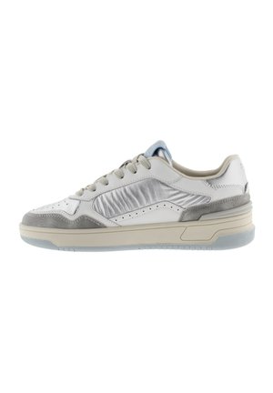 Sneaker blanche avec des accents argentés et gris, présentant une tige texturée, un embout rond, un système de laçage et une semelle épaisse de couleur claire.