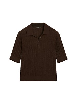 Polo marron à manches courtes avec une texture côtelée, présentant un col et une patte de boutonnage à deux boutons. Design simple en maille avec des détails discrets.