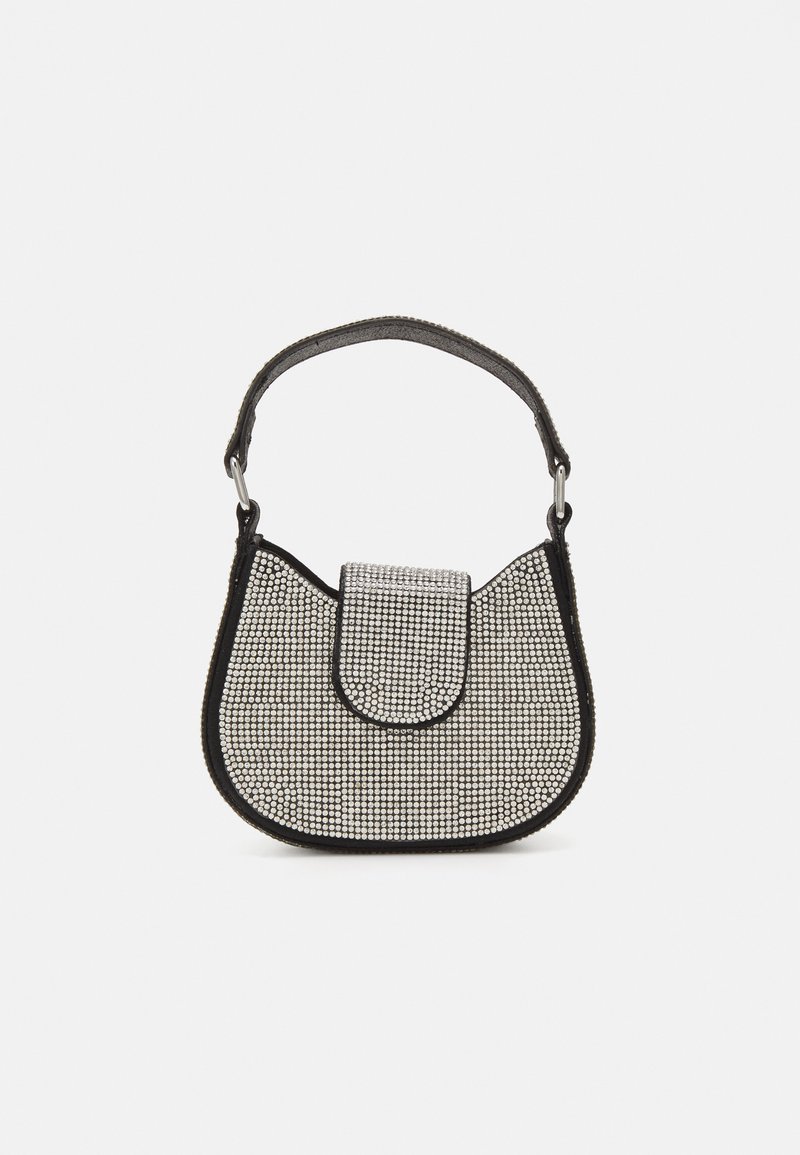 Mała torebka o zaokrąglonym kształcie, pokryta srebrnymi cekinami, z czarnymi wykończeniami i klapką na zamek. Regulowany pasek przymocowany za pomocą metalowych elementów.
