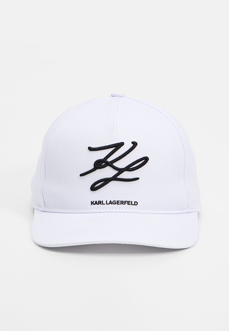 Biała czapka z materiału z czarnym haftowanym logo i napisem "KARL LAGERFELD" z przodu. Zakrzywiony daszek, regulowane dopasowanie.