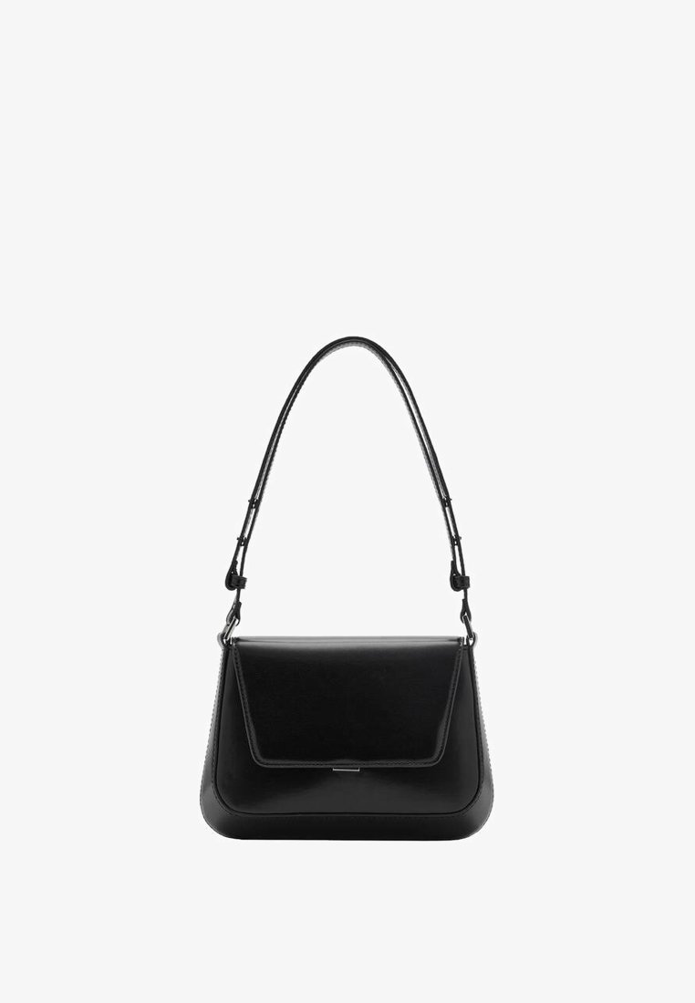 Sac à main en cuir noir avec rabat supérieur et bandoulière réglable, présenté sur fond blanc.