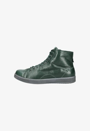 Basket montante en cuir vert foncé avec lacets à l’avant et semelle en caoutchouc grise, vue de côté gauche sur fond blanc.
