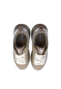 Beżowe sneakersy z teksturowaną cholewką, błyszczącymi akcentami i białymi sznurówkami. Posiadają logo na języku oraz wyściełaną podeszwę.