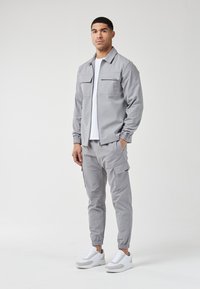 CLOSURE London SMART UTILITY OVERSHIRT jasnoszary