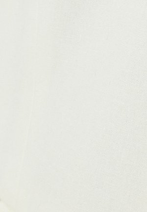 Weißer Leinenstoff mit glatter Textur, der ein dezentes, natürliches Webmuster zeigt. Keine bemerkenswerten Akzente oder Beschläge vorhanden.