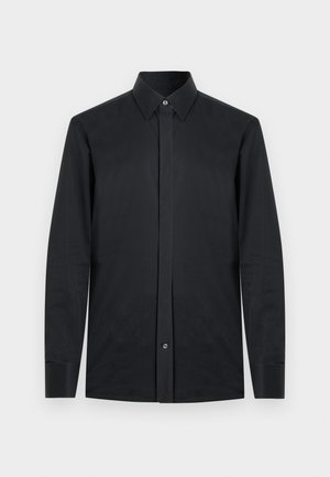 Camisa preta de mangas longas, feita de um tecido suave, com colarinho pontudo, placket de botões na frente e punhos com botão. Sem padrões ou detalhes.