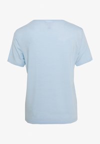 Světle modré tričko s krátkým rukávem a kulatým výstřihem. Vyrobeno z měkké tkaniny, má jednoduchý design bez viditelných vzorů nebo akcentů.