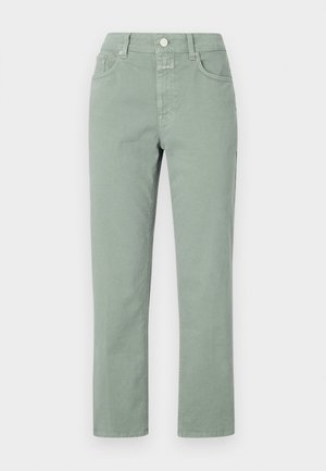 Beige räätälöity bleiseri tummanruskean istuvan topin päällä, yhdistetty vaaleanvihreisiin cropped-farkkuihin ja ruskeaan laukkuun. Mustat tasapohjaiset kengät hihnoilla.