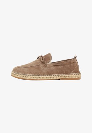 Bruine suède loafer met gevlochten espadrillezool en decoratieve strik bovenop, gezien vanaf de buitenkant.