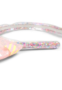 Pochette translucide rose avec une bordure à motif d'étoiles remplie de paillettes. Des accents métalliques et une texture brillante rehaussent le design.