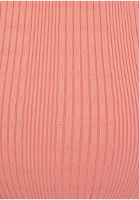 Rippstrickstoff in zartem Rosa mit vertikalen Streifen und subtilen Texturdetails. Das Design ist glatt mit durchgehenden Mustern.