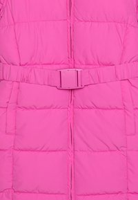 Ružičasta quiltana jakna s podstavom i odgovarajućim remenom te kvadratnom plastičnom kopčom, središnjim zipperom i bočnim džepovima.