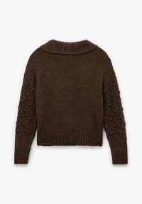 Brązowy sweter robiony na drutach z prążkowanym kołnierzem, teksturowanym ciałem i wzorzystymi rękawami z wypukłymi kształtami kropli. Skrócona długość.