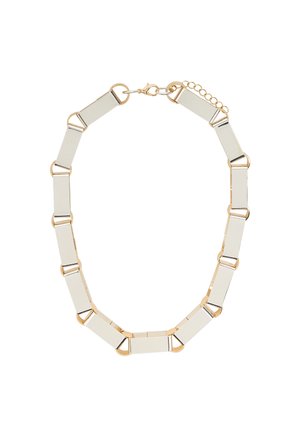 Naszyjnik w kolorze złotym z naprzemiennymi prostokątnymi białymi ogniwami i otwartymi pierścieniami, z zapięciem typu karabińczyk oraz regulowaną długością łańcuszka.