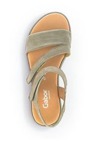 Olijf groene suède sandaal met twee kruissluitingen, rubberen zool en gevoerd voetbed. Bevat "Gabor Comfort" branding.