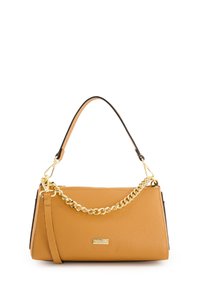 Tasche aus braunem Leder mit strukturiertem Finish, ausgestattet mit einer Kettenriemen, einem oberen Griff und einem Akzent in Goldfarbe. Kompakte rechteckige Form.