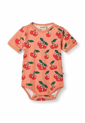 Brzoskwiniowo różowe body niemowlęce z krótkimi rękawkami, ozdobione wzorem z czerwonych wiśni z zielonymi liśćmi oraz zatrzaskami na dole.