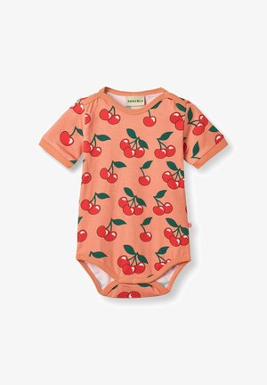 Body pour bébé couleur pêche à manches courtes, avec un motif de cerises rouges et feuilles vertes, et des fermetures à boutons-pression en bas.