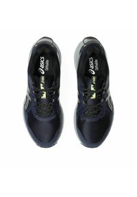 Chaussures de sport bleu marine avec tige en mesh, bout rond, lacets noirs et marquage ASICS. Dotées d'une semelle coussinée et d'accents réfléchissants.
