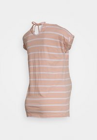 T-shirt às riscas em pêssego claro e branco, feito de tecido macio, apresentando um decote redondo com fechamento por laço nas costas e mangas dobradas.