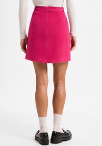 Rosa Wollmischung Minirock mit tailliertem Bund, unsichtbarem Reißverschluss auf der Rückseite und leicht ausgestellter Silhouette. Weiche Textur.