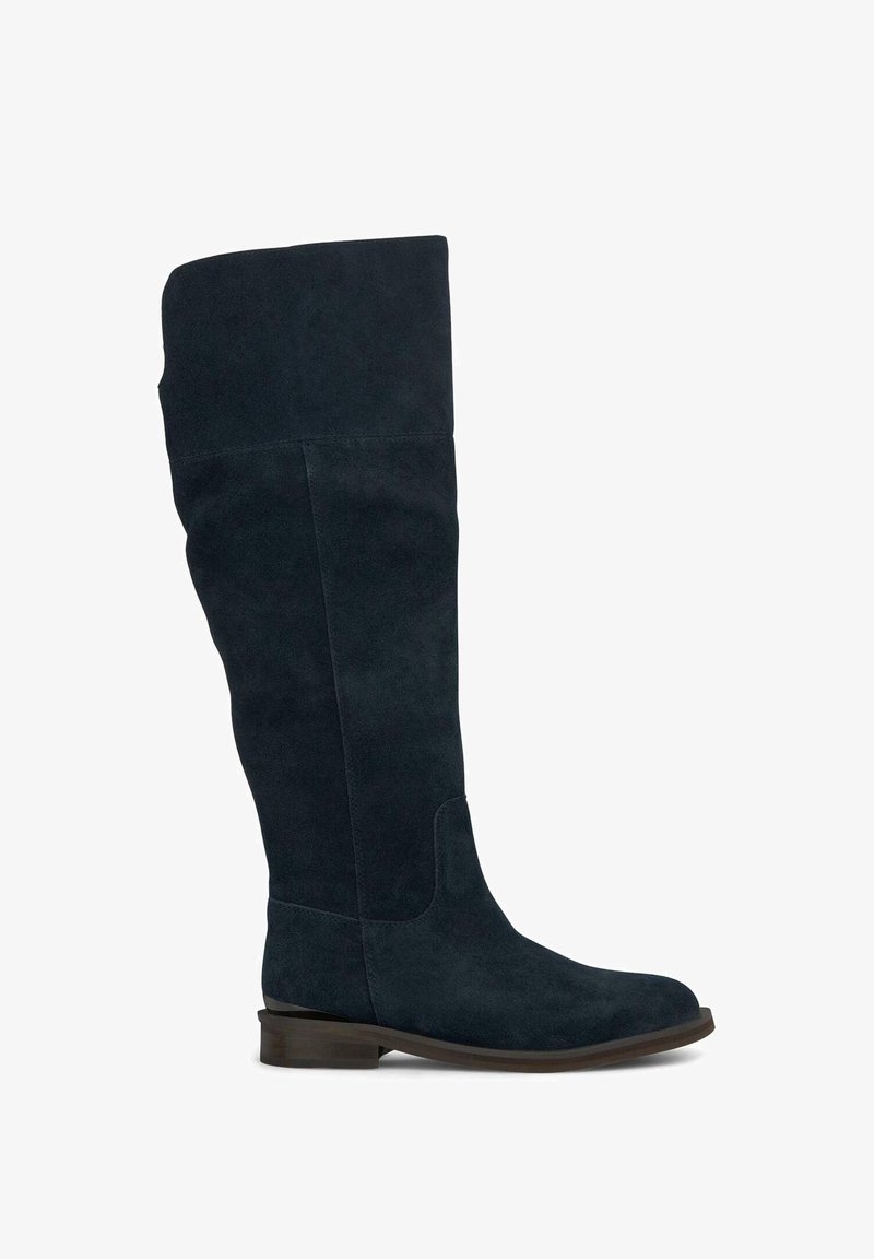 Botte haute en suède noir avec talon bas empilé et bout arrondi, conçue pour femmes, présentée sur fond blanc.