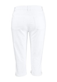Pantalones capri de mezclilla blanca con un corte clásico, cintura ajustada y dos bolsillos traseros. Textura suave con un diseño limpio y minimalista.
