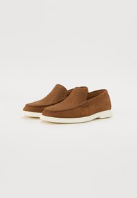 Pantofi slip-on maroniu, din piele netedă, cu un model texturat pe partea din față, având o talpă din cauciuc albă și detalii cusute.
