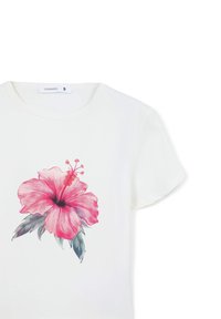 T-shirt bianco con una grande stampa di fiori di hibiscus rosa e foglie verdi. Design semplice con colletto tondo, maniche corte e texture morbida.