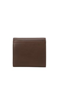 Portafoglio marrone in pelle con una texture liscia, forma rettangolare, bordi cuciti e design minimalista. Nessuna ferramenta o motivo visibile.