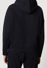 Czarna granatowa bluza z kapturem o luźnym kroju, z prążkowanymi mankietami i ocieplanym kapturem. Materiał mieszany bawełny, minimalistyczny design, brak widocznych logo lub wzorów.