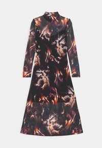 Šaty s dlouhým rukávem s točivým abstraktním potiskem v černé, oranžové a bílé barvě. Obsahují vysoký límec a mírně rozšířenou siluetu.