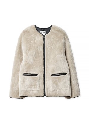 Bežna lažna krzna jakna s okroglim izrezom, sprednjim zadrgo in dvema sprednjima žepoma, poudarjenima z črnimi zadrgami. Mehka tekstura, sproščen dizajn.