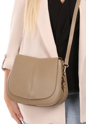 Beige schoudertas van textuurleer, met een klep-sluiting, verstelbare strap en subtiele gouden hardware accenten.