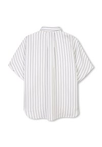 Korte mouwen shirt van witte stof met verticale zwarte strepen, voorzien van een kraag en een rugplooi voor gemakkelijker bewegen.