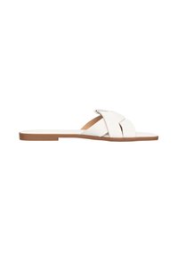 Sandalia deslizante de cuero blanco con un diseño de tiras cruzadas, suela plana y una suela exterior marrón claro. Textura suave, estilo moderno y minimalista.