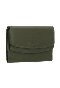 Cartera de piel de color verde oliva con cierre de solapa, logotipo grabado, costuras cuidadas y forma rectangular compacta. Textura suave.