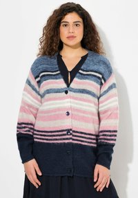 Stickad cardigan med horisontella ränder i blått, rosa och créme. Mjuk textur, v-ringning och knappstängning. Långa ärmar.