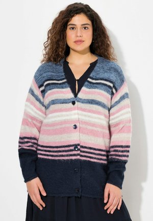 Cardigan en tricot présentant des rayures horizontales bleu, rose et crème. Texture douce, décolleté en V et fermeture par boutons. Manches longues.
