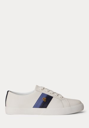 Λευκό χαμηλό sneaker με μπλε δερμάτινες ρίγες και χρυσό λογότυπο "RL" στο πλάι, λευκούς κορδόνια και υφασμένο καουτσούκ σόλα.