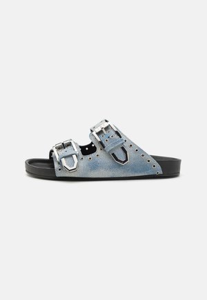 Denimist libisemise sandaalid kahe metallist säärega, must kummist välistald, sinise ja valge triibulise denimimustriga, tekstureeritud kangaste detailid.