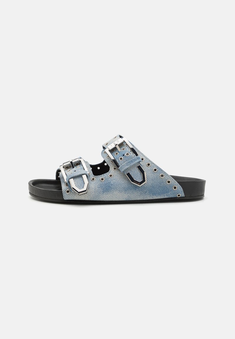 Denim slīdņi ar divām metāla sprādzēm, melna gumijas zole, zila un balta svītrainā denimā, teksturēta auduma detaļas.