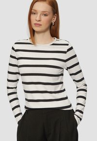 Langsleeve gestreept shirt met zwarte en witte horizontale strepen, een ronde halslijn en een aansluitende pasvorm. Soepele stoftextuur.