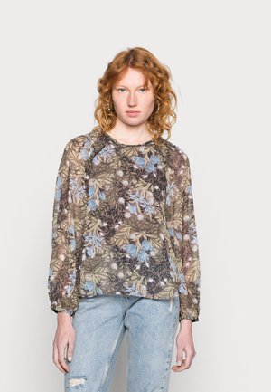 Blusa de tecido leve com padrão floral em tons terrosos, com flores azuis e brancas. Apresenta um decote redondo e mangas longas e bufantes.