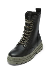 Zwarte leren veterschoen met olijfgroene rubberen zool, ronde neus en gestructureerd oppervlak. Voorzien van metalen oogjes en een aantrekhaak aan de hiel.