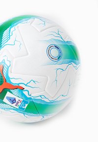 Ballon de soccer blanc avec des accents verts et bleus, comportant des panneaux texturés et un motif dynamique d'éclairs. Affiche le logo de la marque et le logo de certification.