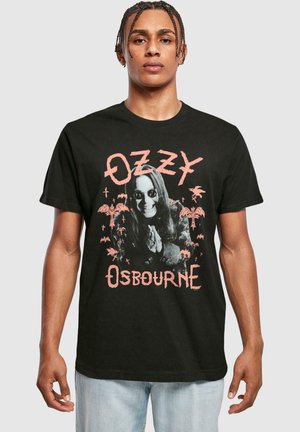 Svart bomull T-skjorte med grafisk trykk av en figur med solbriller, palmer og flaggermus. Teksten sier "Ozzy Osbourne" i rosa.