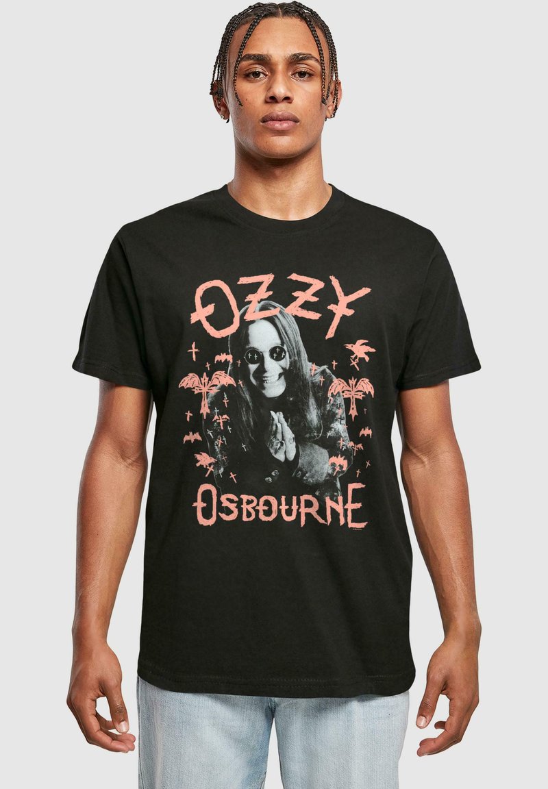 Fekete pamut póló, grafikus nyomattal, melyen napszemüveges figura, pálmafák és denevérek láthatók. A szöveg "Ozzy Osbourne" pink színben olvasható.