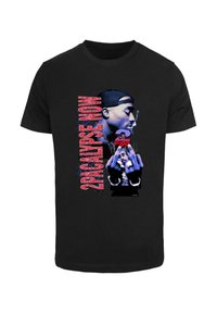 Camiseta de algodón negra con un diseño gráfico de una figura masculina con gorra, fumando, y el texto que dice "2PACALYPSE NOW" en letras rojas en negrita.