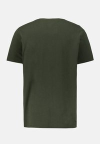 Camiseta de manga corta de color verde oscuro, diseño de cuello redondo, confeccionada con material de algodón suave, con un color sólido y sencillo sin estampados ni detalles.